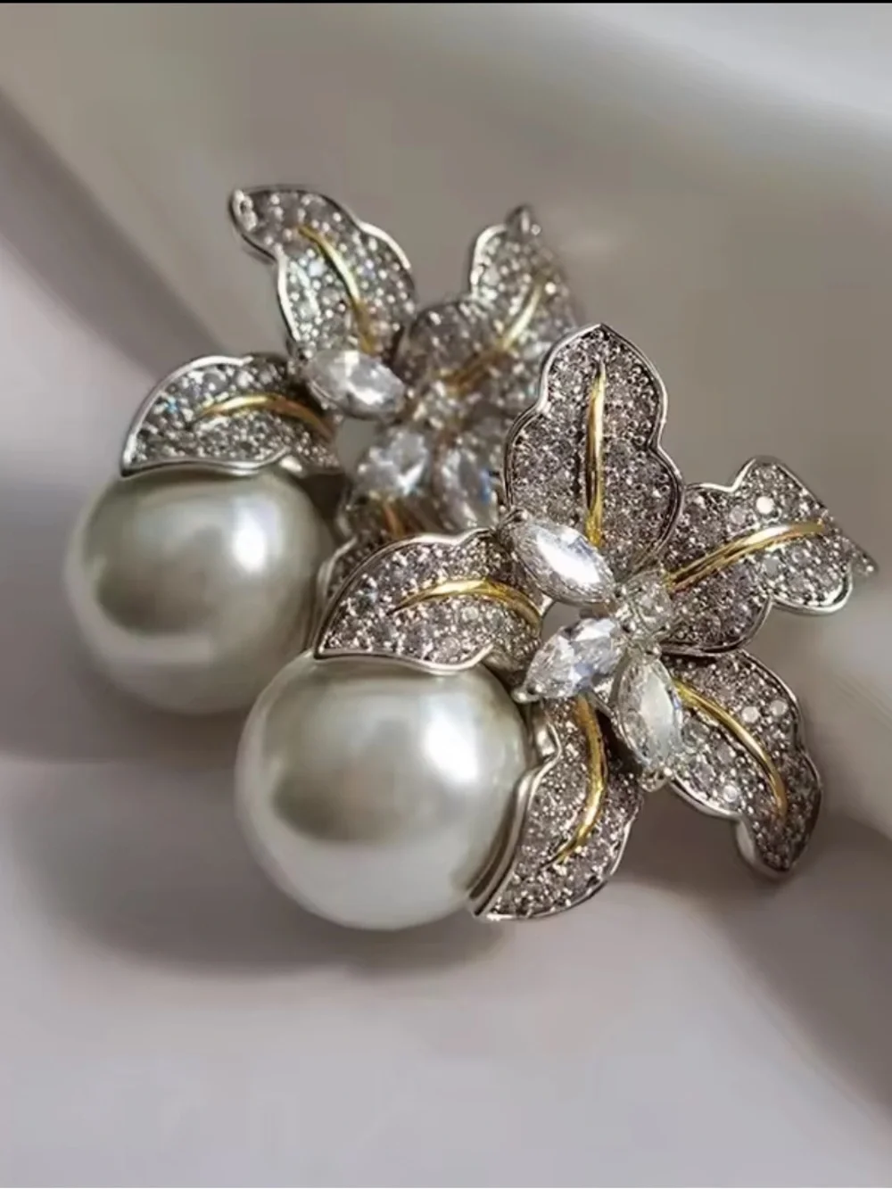 Elegant Pearl & Crystal Flower Stud Earrings - White Pearl